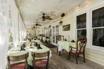 Peninsula Bed & Cocktails 4*