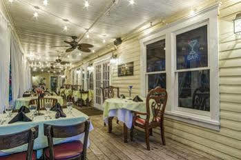 Peninsula Bed & Cocktails Gulfport