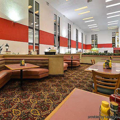 Ramada Maingate West 3*