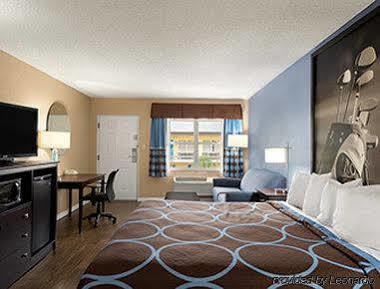 Super 8 By Wyndham Bradenton Area