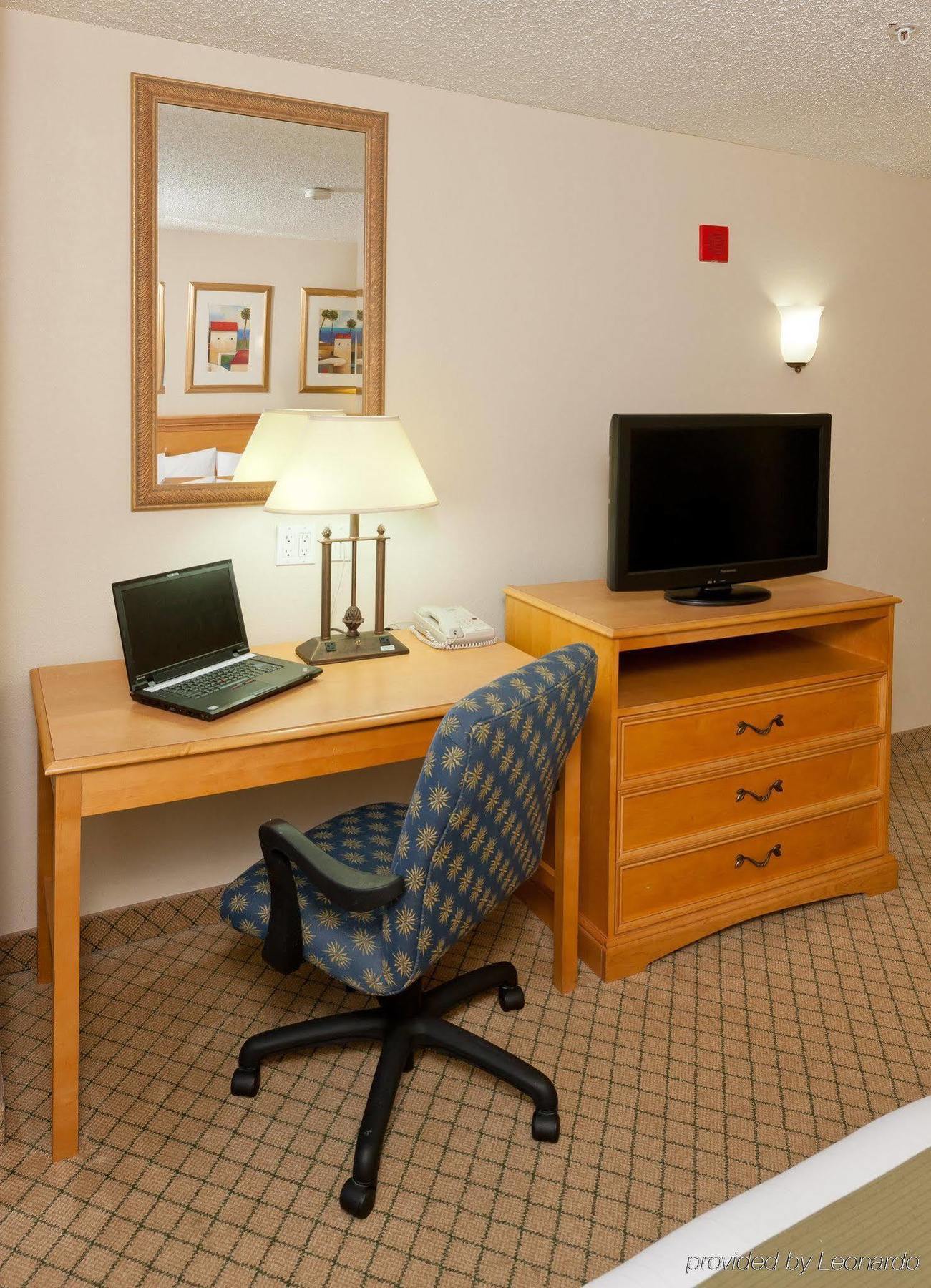 Express & - Nearest Universal By Ihg Hotel