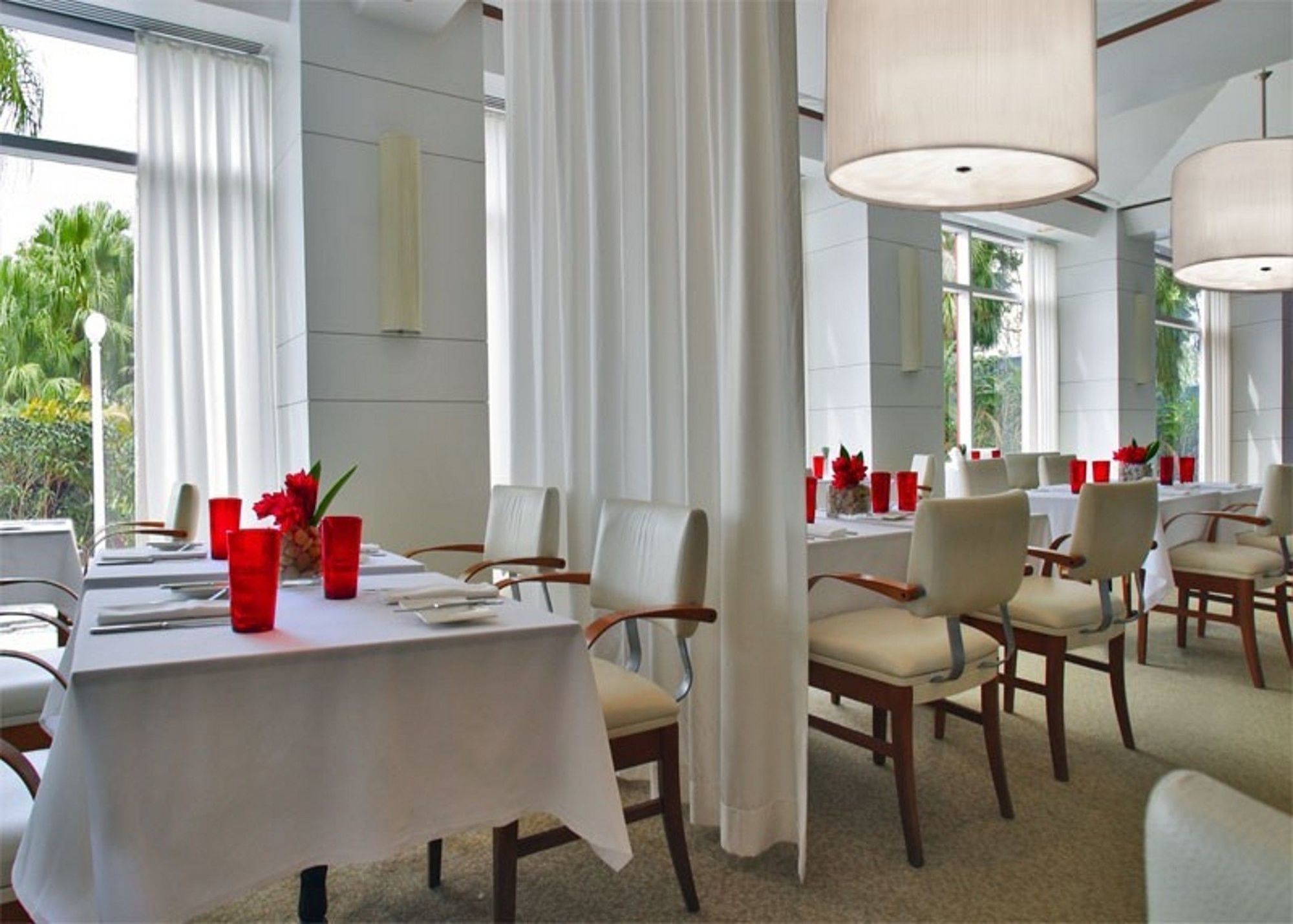 Pullman Miami Airport 4*