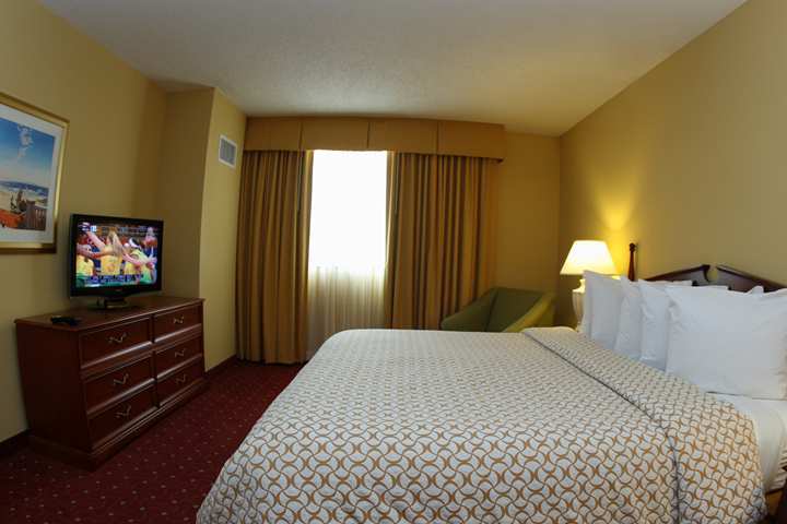 Hotel Embassy By Hilton Airport Westshore 3*