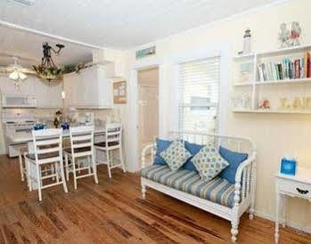 Hotel Anna Maria Beach Cottages 3*