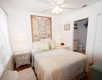 Anna Maria Beach Cottages Hotel 3*