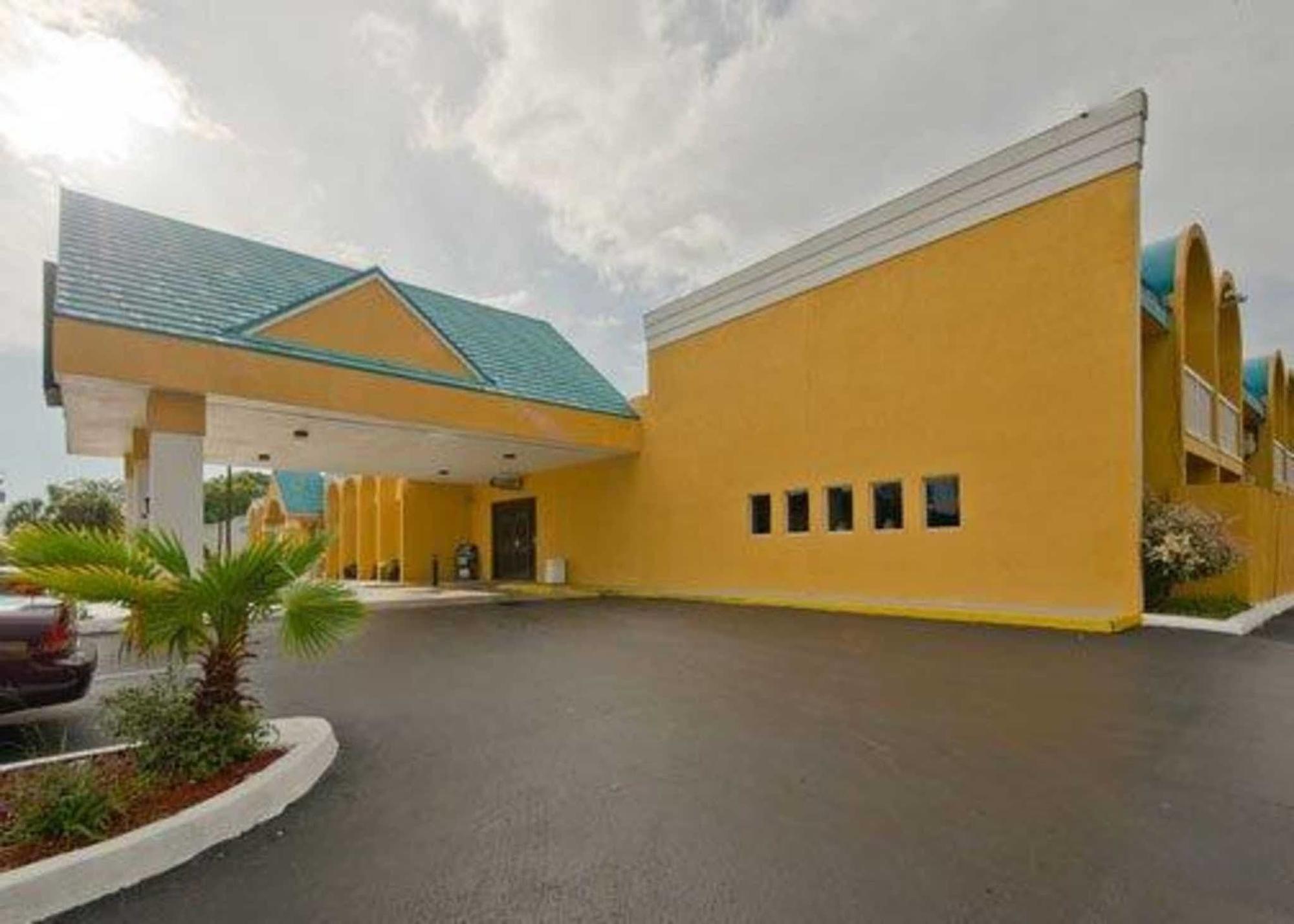 Econo Busch Gardens 2*