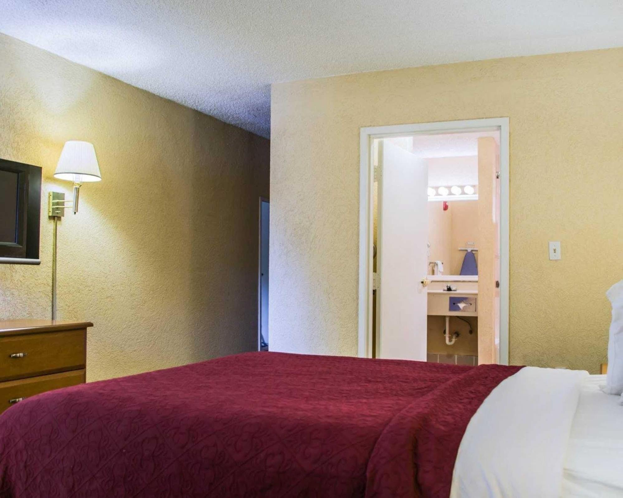 Econo Busch Gardens Hotel