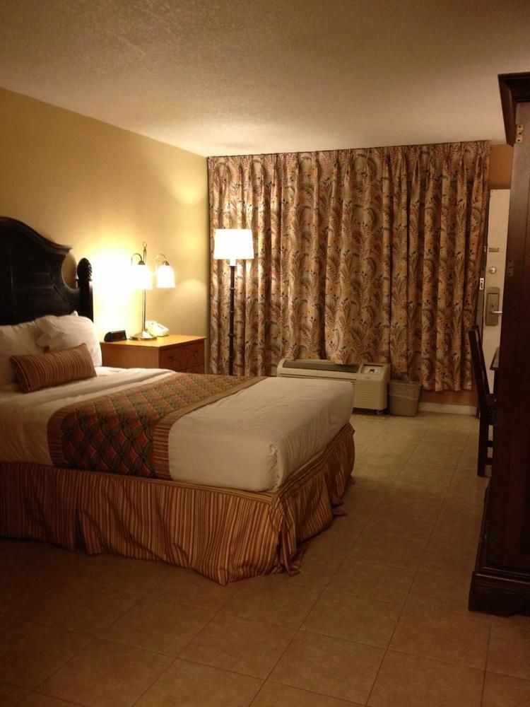 Hotel Monroe's On The & Banquet Hall 2*