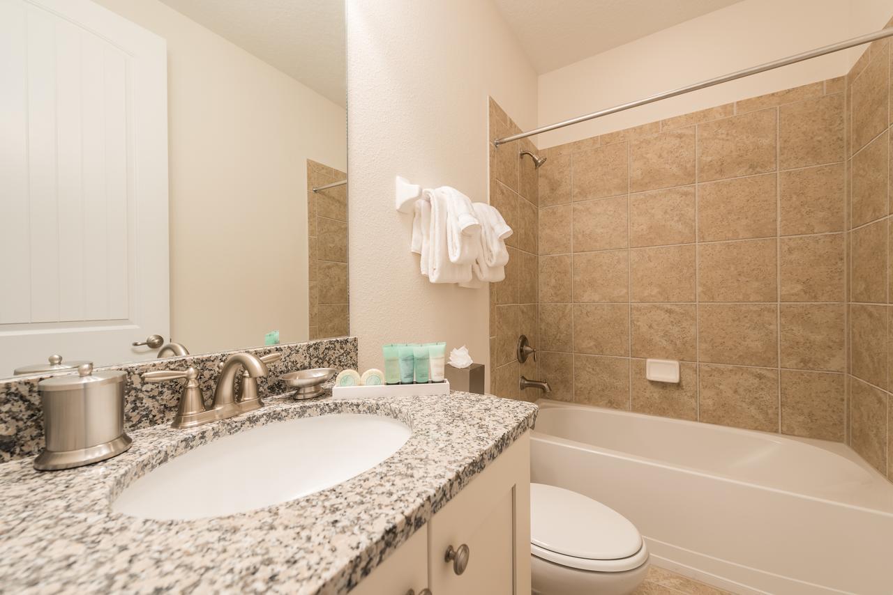 Spacious By Rentyl Near With Private Pool, Movie Room, Air Hockey Table & Amenities - 530b Orlando