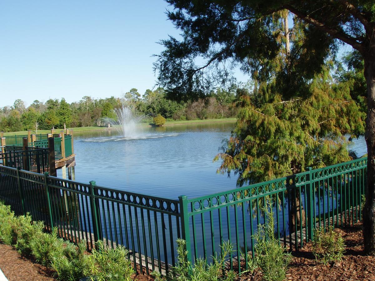 Lakeside Resort: Family-friendly Getaway Near Holiday home