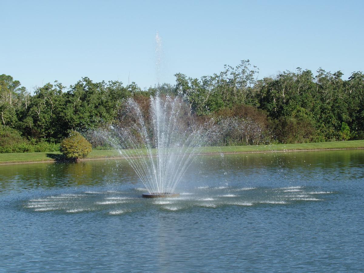 Lakeside Resort: Family-friendly Getaway Near Holiday home