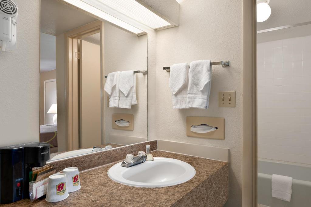Super 8 By Wyndham Clearwater/us Hwy 19 N 2*