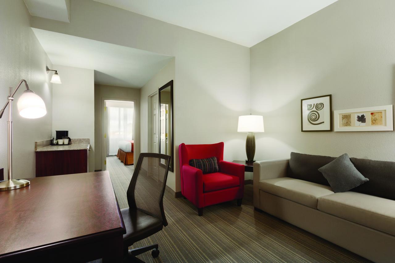 Country & By Radisson, St Petersburg - Clearwater, Fl 3*