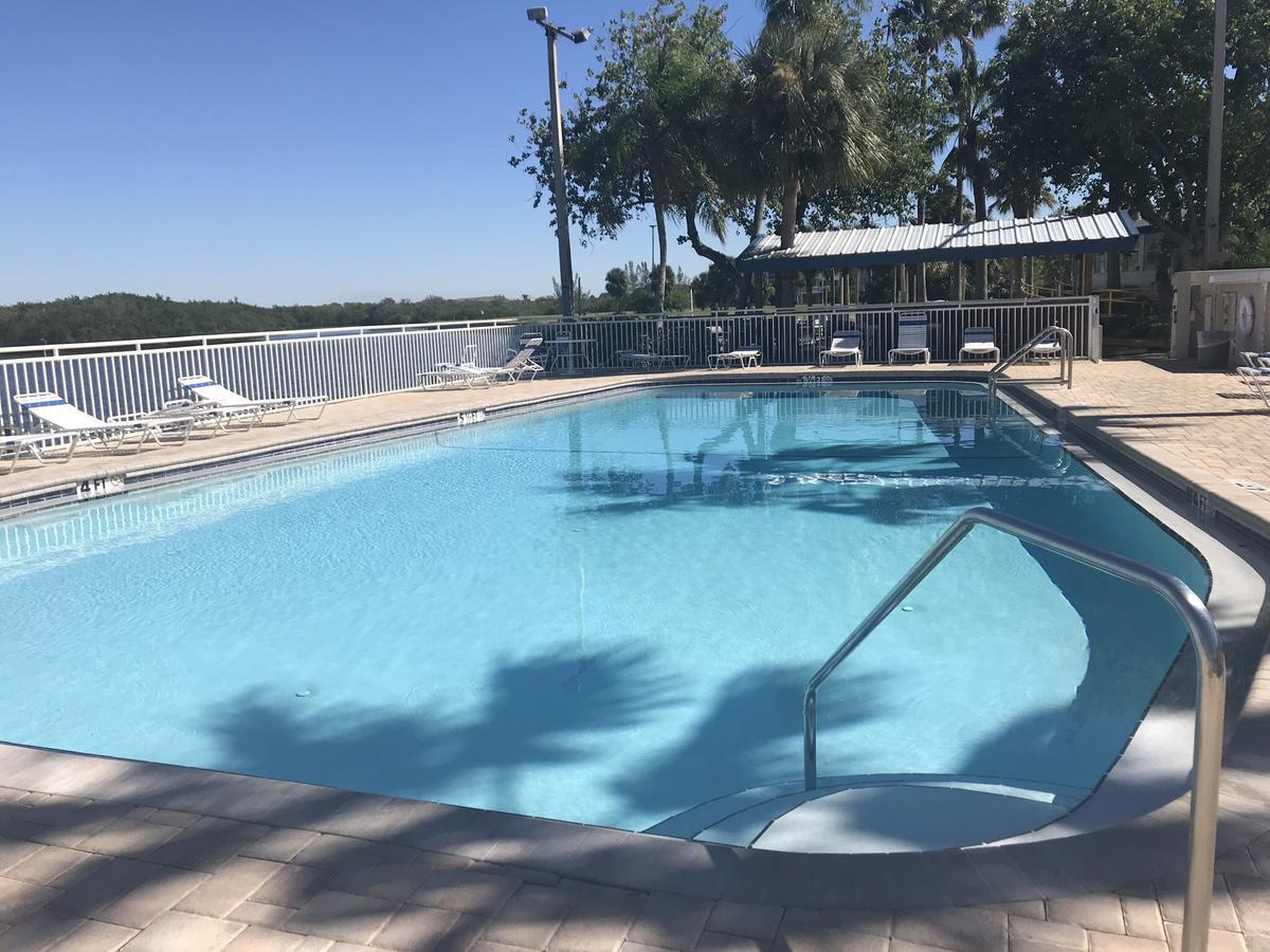 Tampa Bay, Step Away, Wifi, Free Parking,pools, Jacuzzi Aparthotel