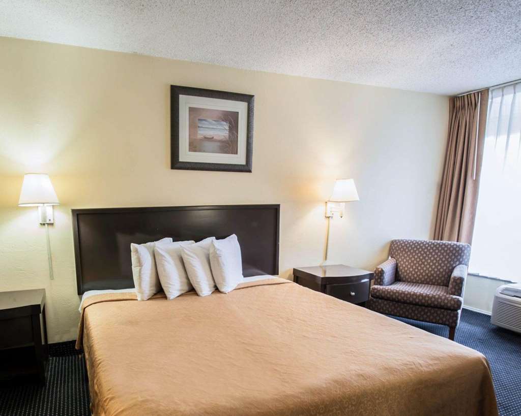 Econo Lodge *