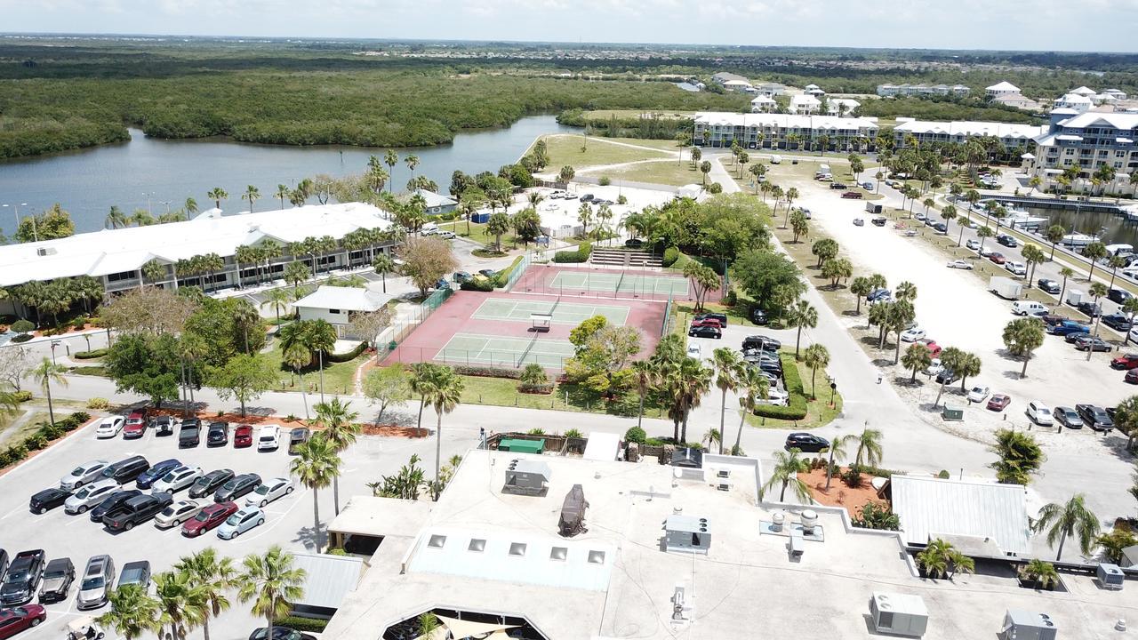 Tampa Bay, Step Away, Wifi, Free Parking,pools, Jacuzzi * Ruskin