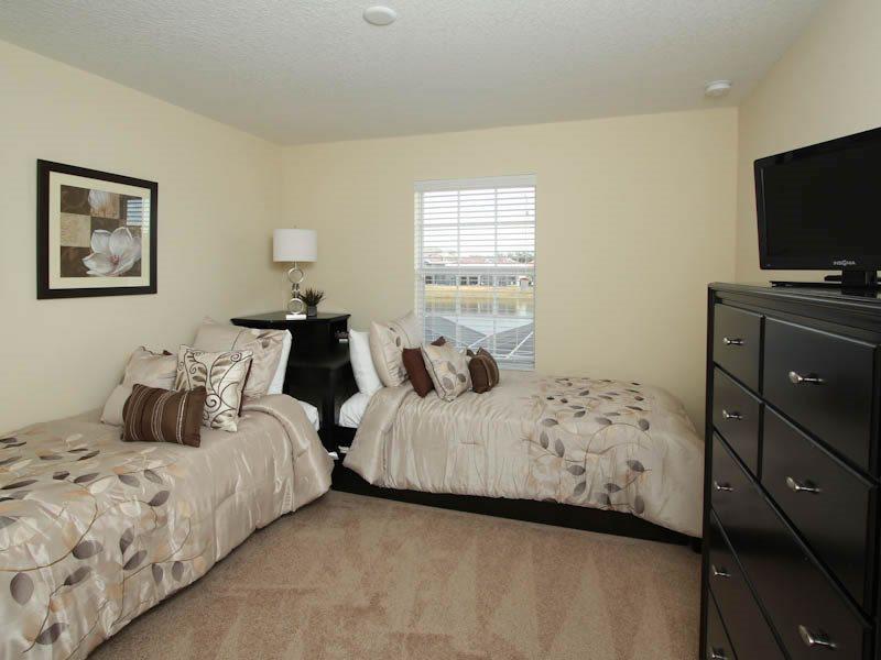 Gorgeous 4 Bed 3 Bath Town 5 Miles From Holiday home