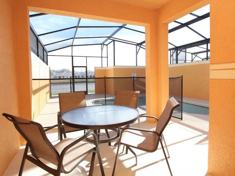 Gorgeous 4 Bed 3 Bath Town 5 Miles From Holiday home *