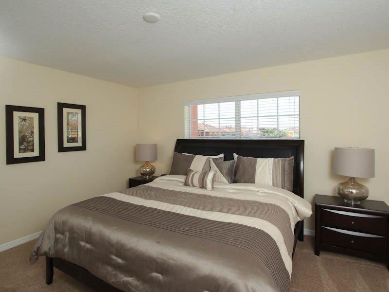 Gorgeous 4 Bed 3 Bath Town 5 Miles From Holiday home Orlando