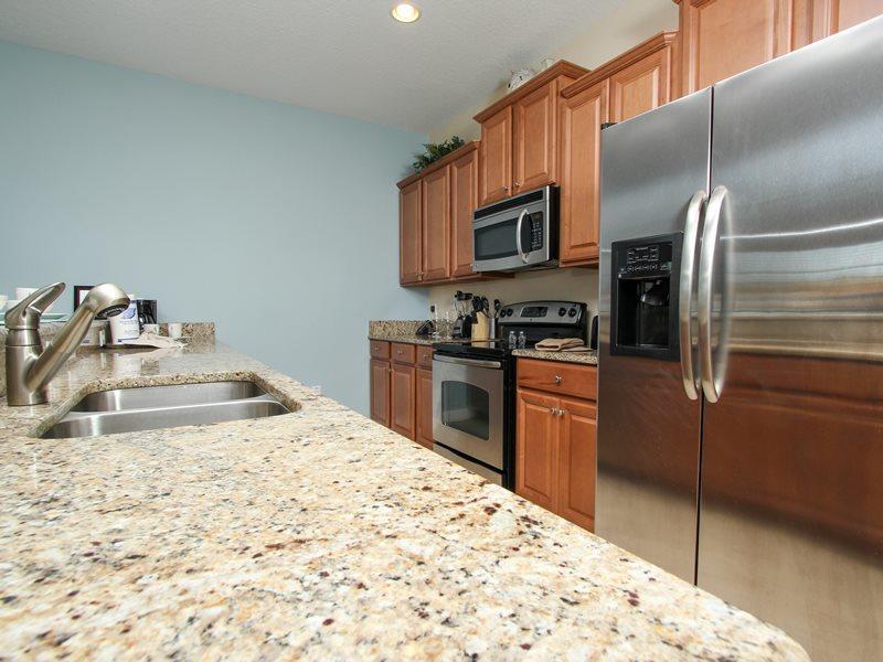 Gorgeous 4 Bed 3 Bath Town 5 Miles From Holiday home *