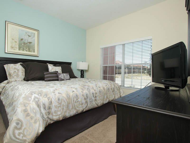 Gorgeous 4 Bed 3 Bath Town 5 Miles From Orlando