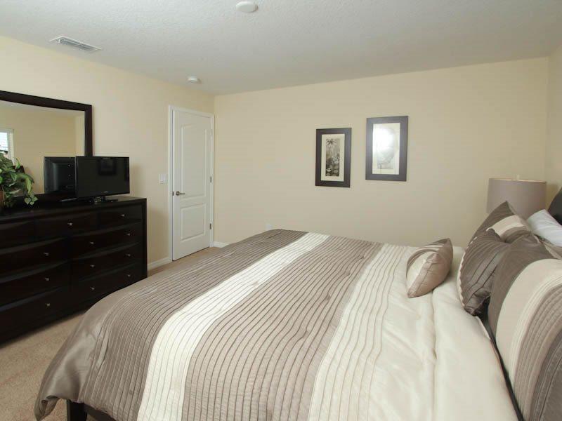 Gorgeous 4 Bed 3 Bath Town 5 Miles From *