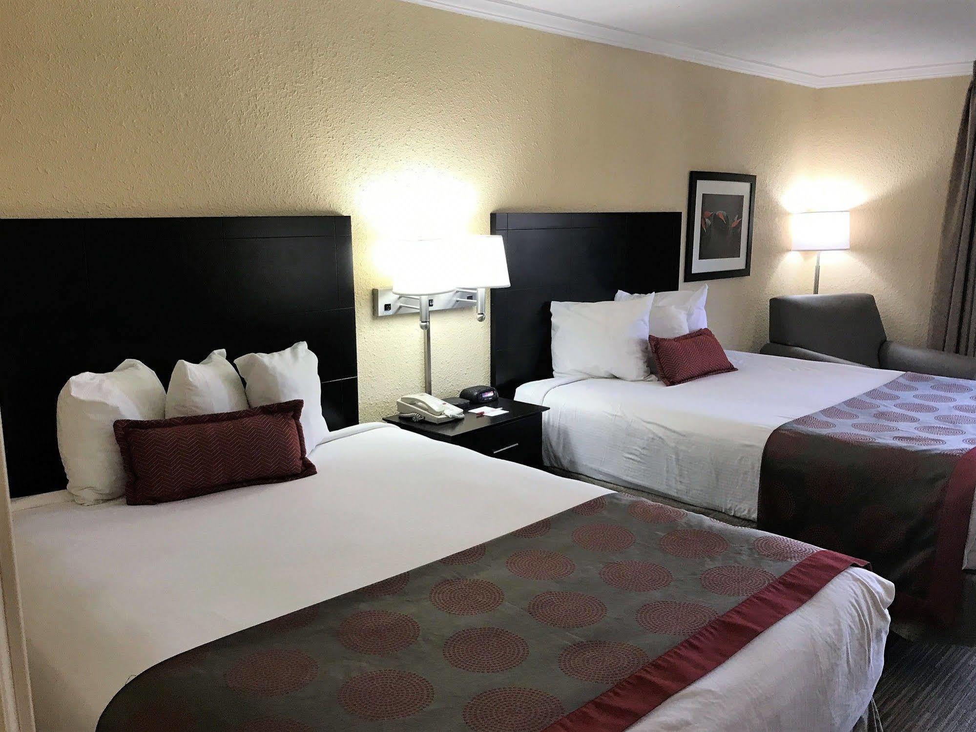 Hotel Ramada By Wyndham & Conference Center 3*