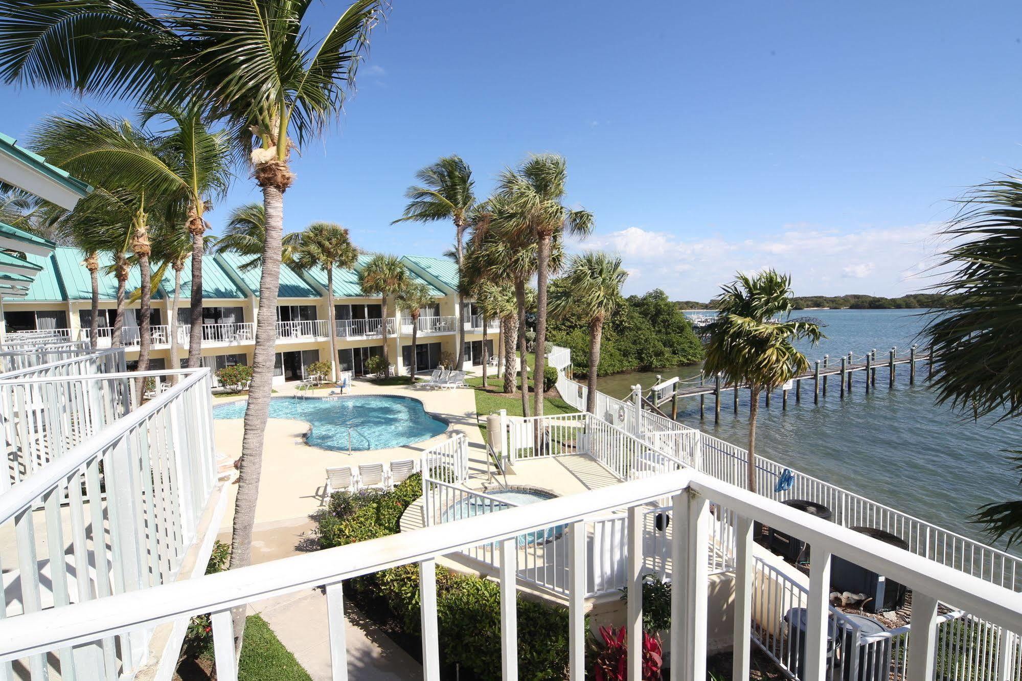 Waterfront Hotel 3*