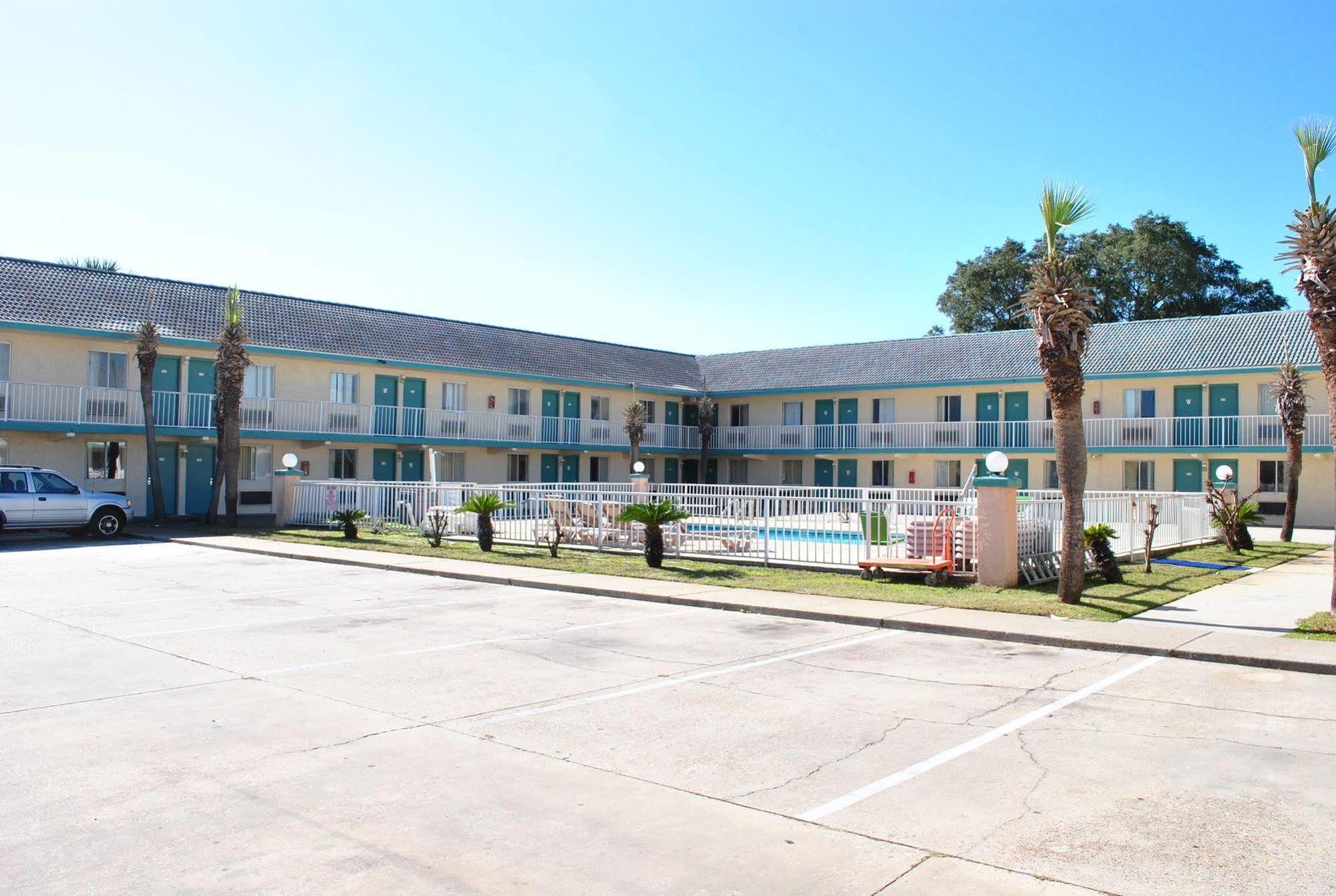 Coconut Grove Motor 2* Upper Grand Lagoon