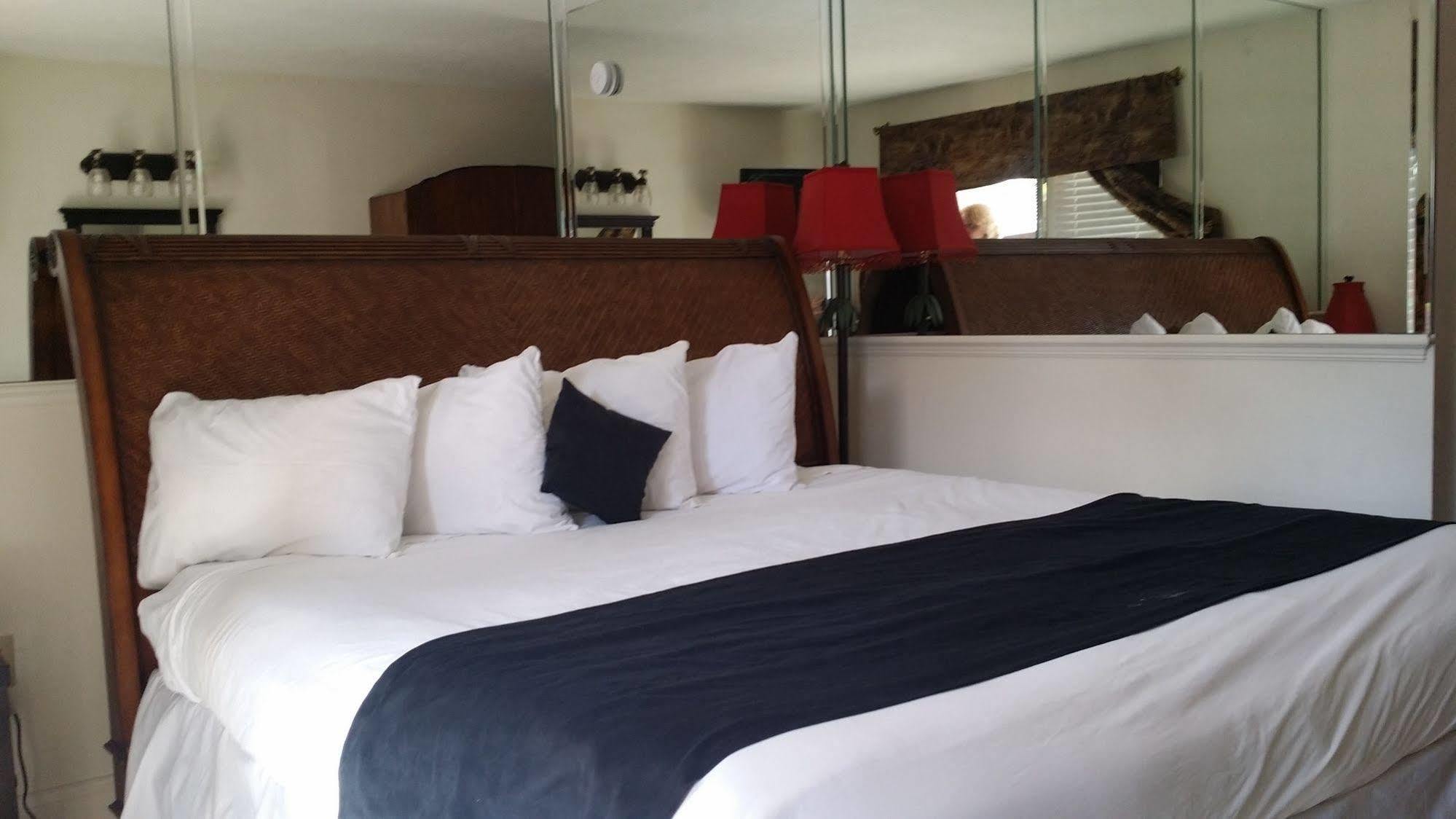 Paradise Lakes Resort, Clothing Optional - Adult Only Hotel