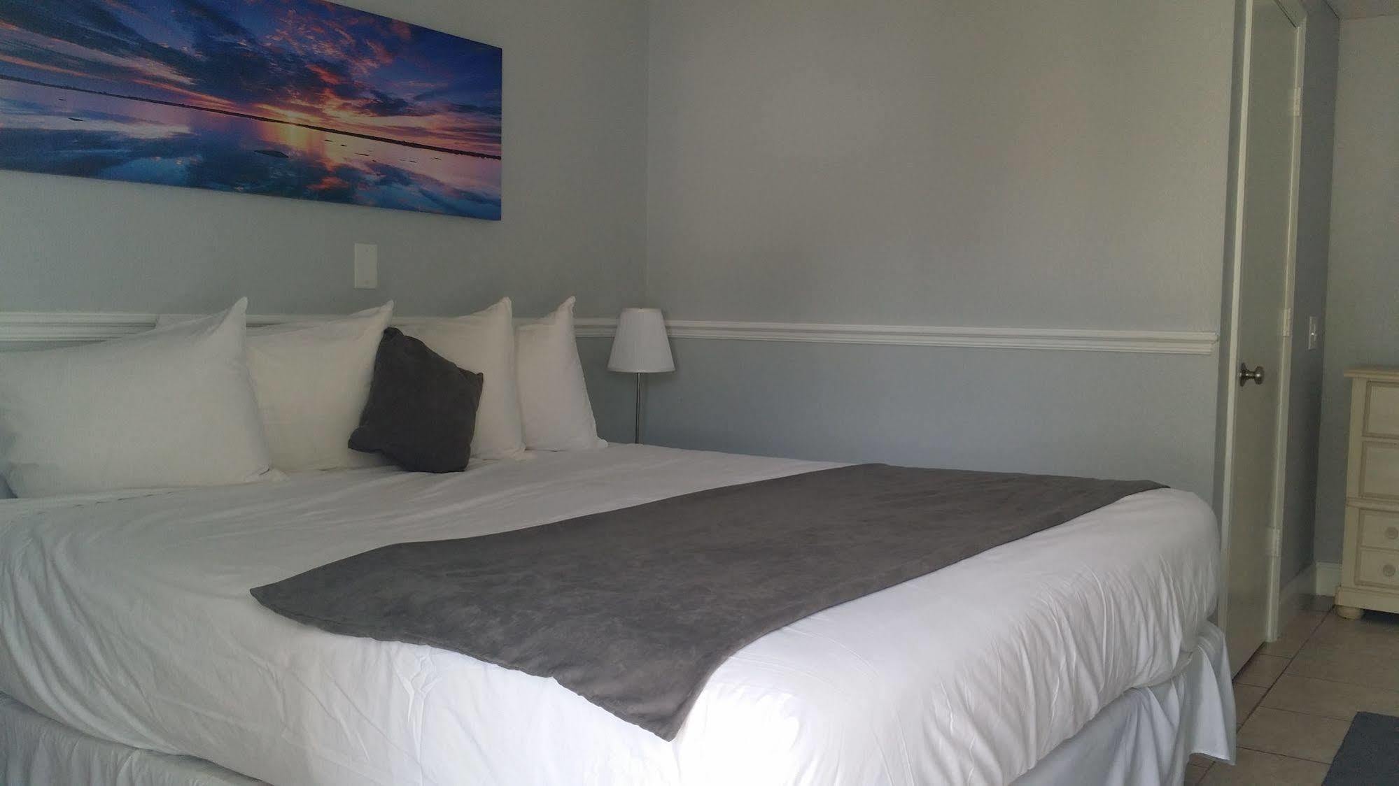 Paradise Lakes Resort, Clothing Optional - Adult Only Hotel Land O' Lakes