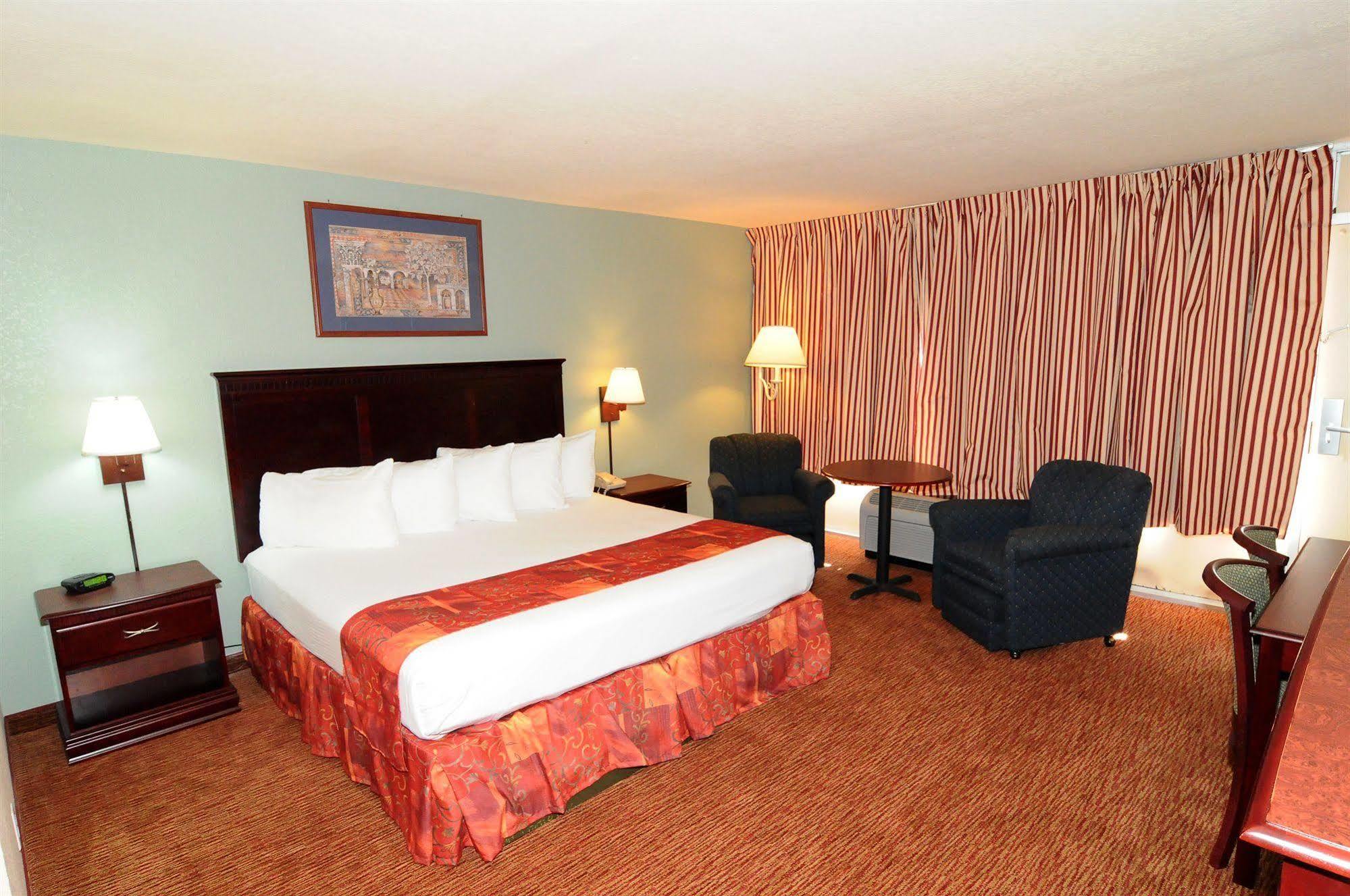 Magnuson & Marina Hotel 3*