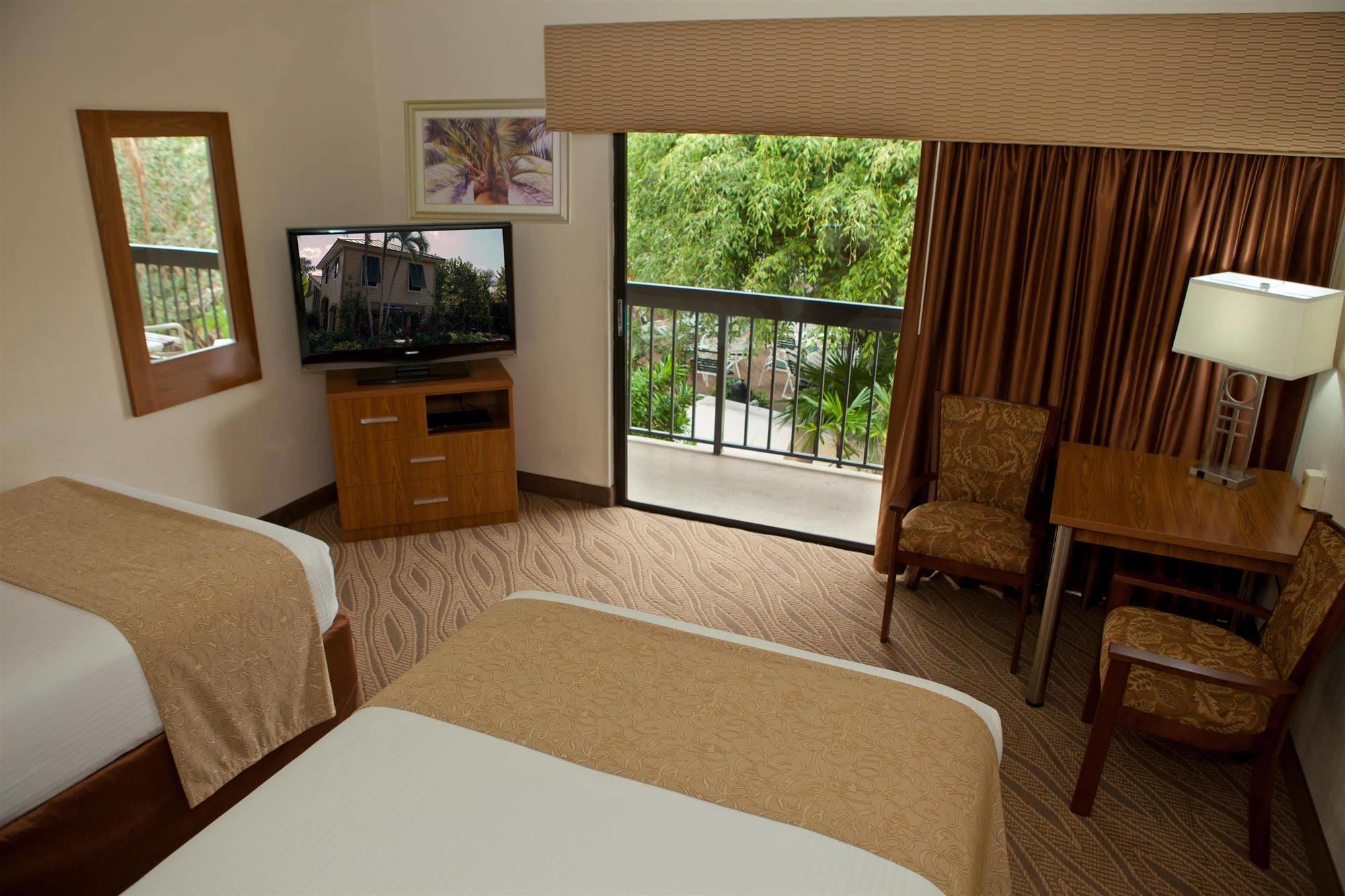 Western & 3* Naples