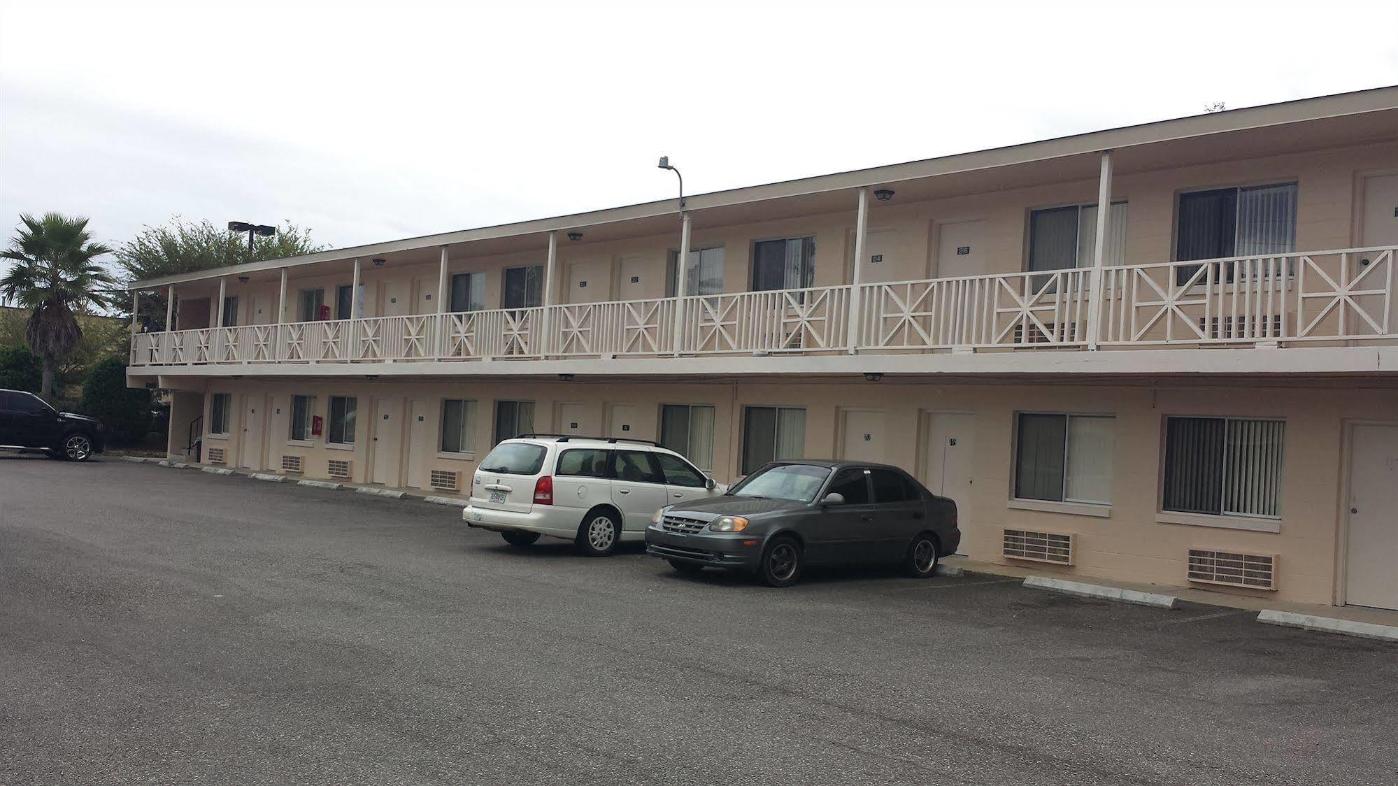 Airport Motor Hotel 2*