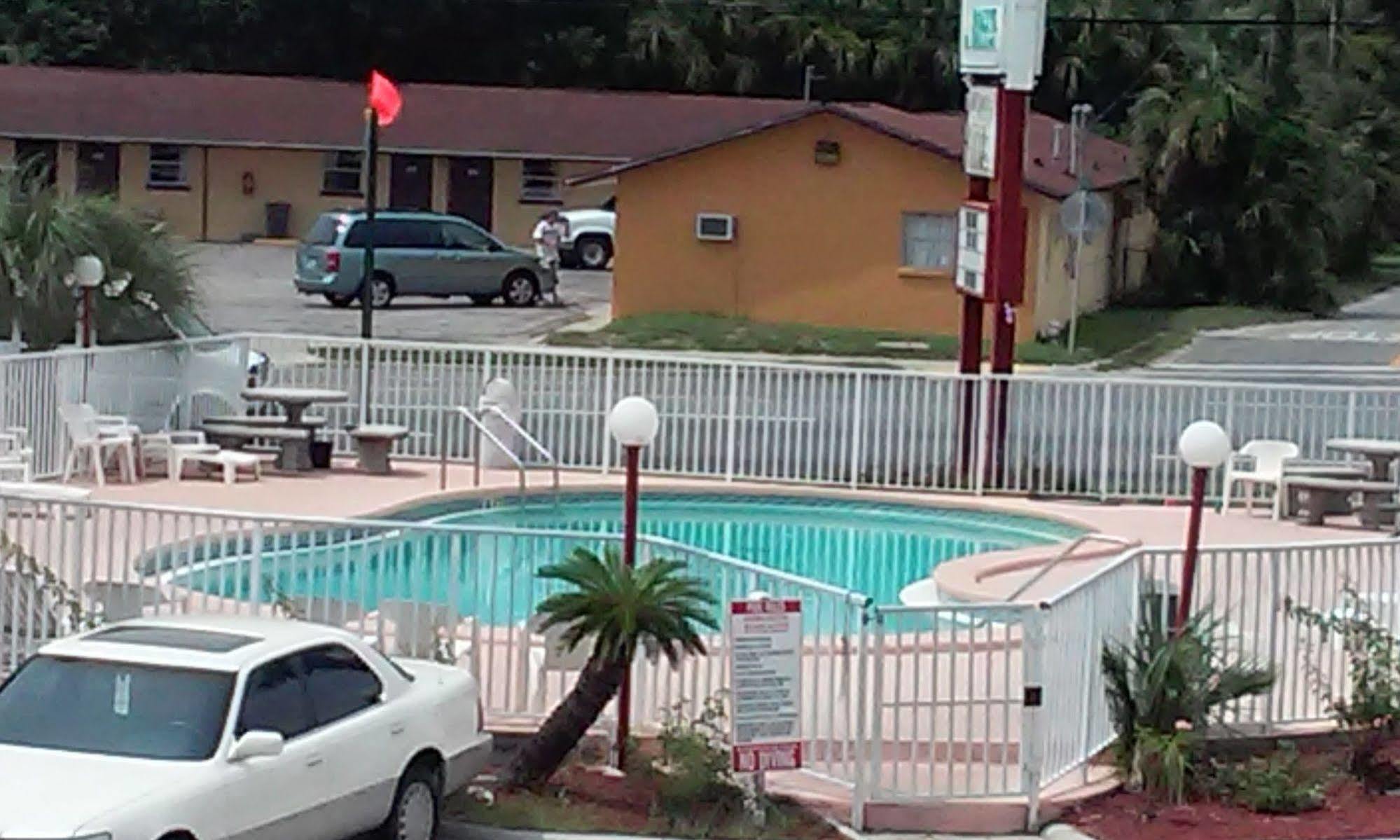 Summer Breeze Motel Upper Grand Lagoon