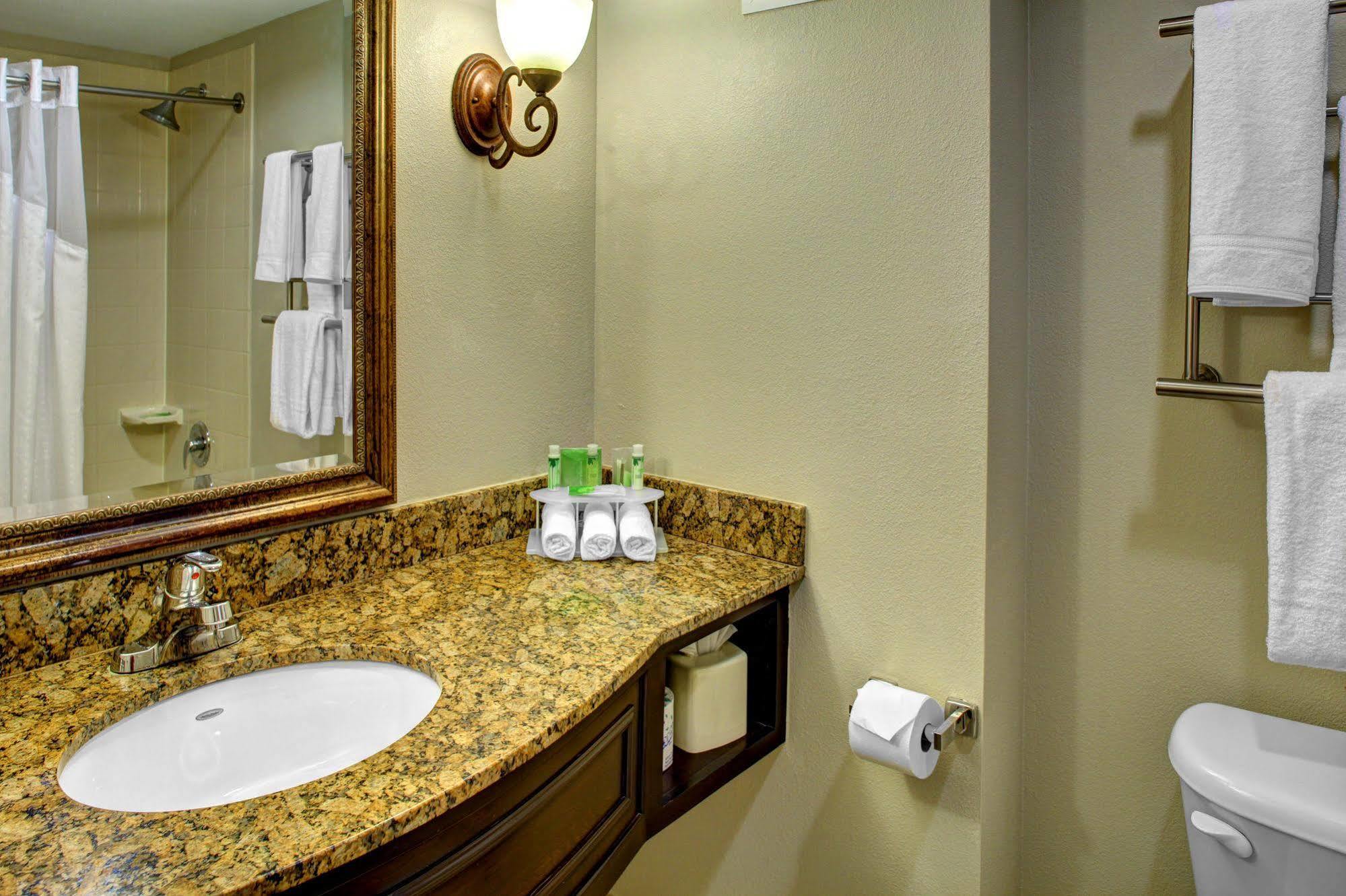 Express & Miami By Ihg Hotel