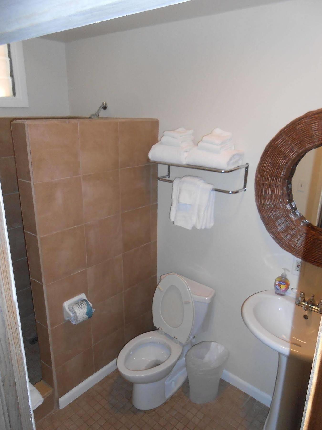 Parrot Nest Inn 2*