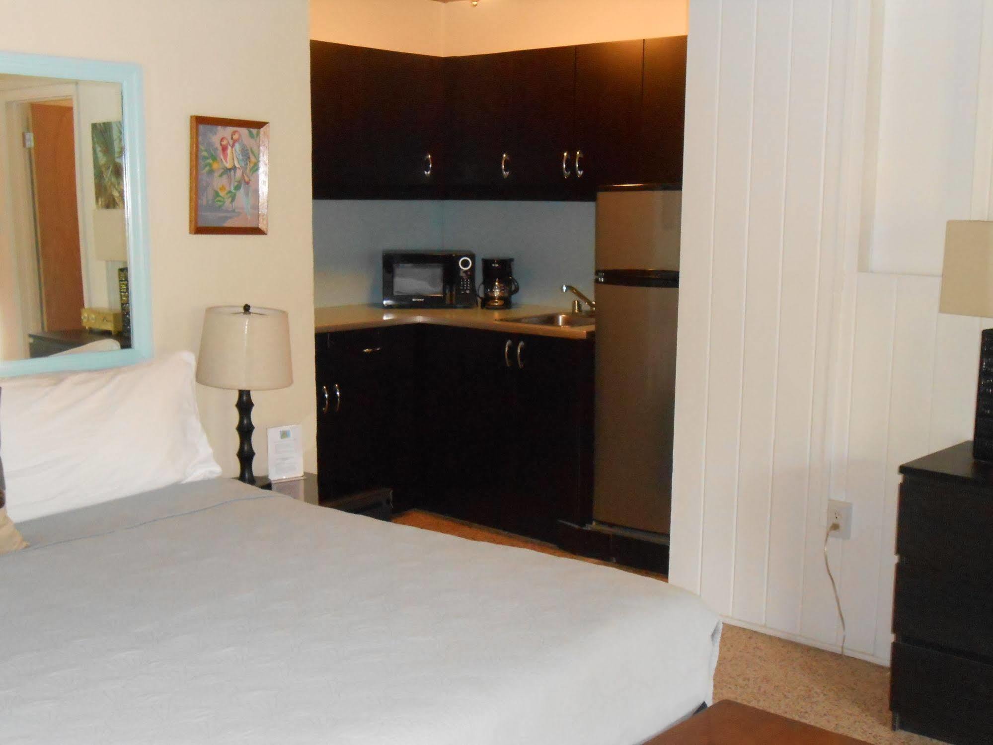 Parrot Nest Inn 2*