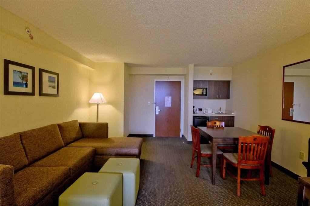 Hampton Lauderdale 3*