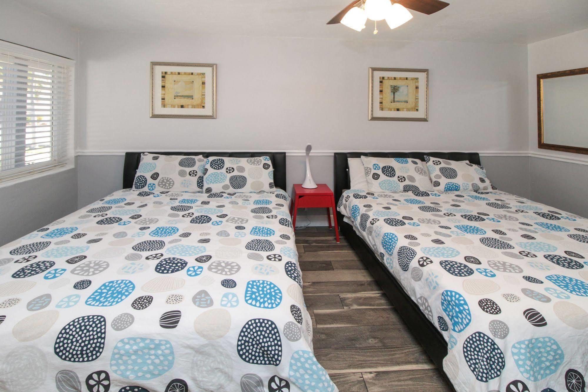 The Dolphin Motel 3*