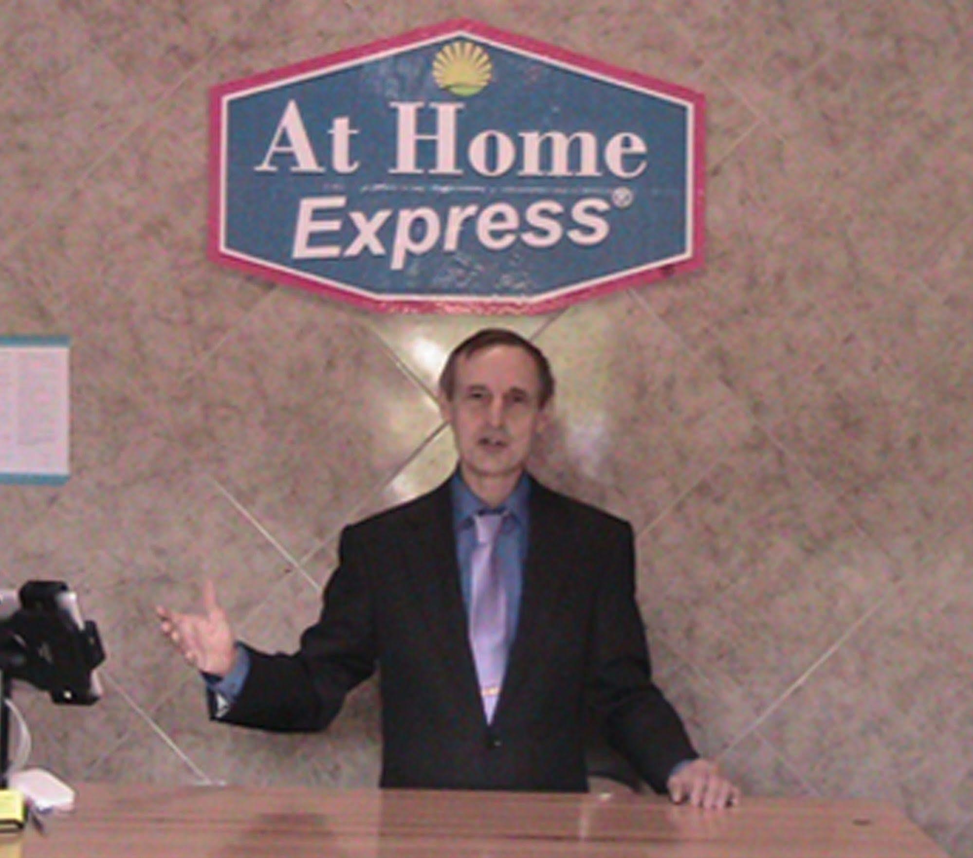 Motel At Express Tangerine