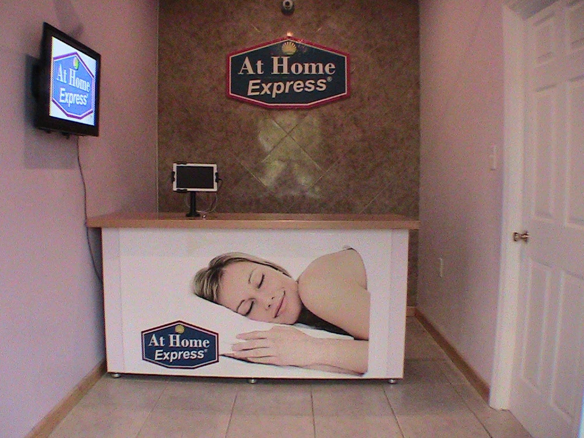 Motel At Express Tangerine