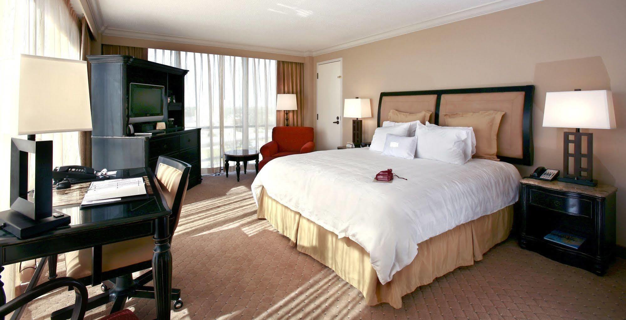 Crowne Plaza Grand Hotel 4*