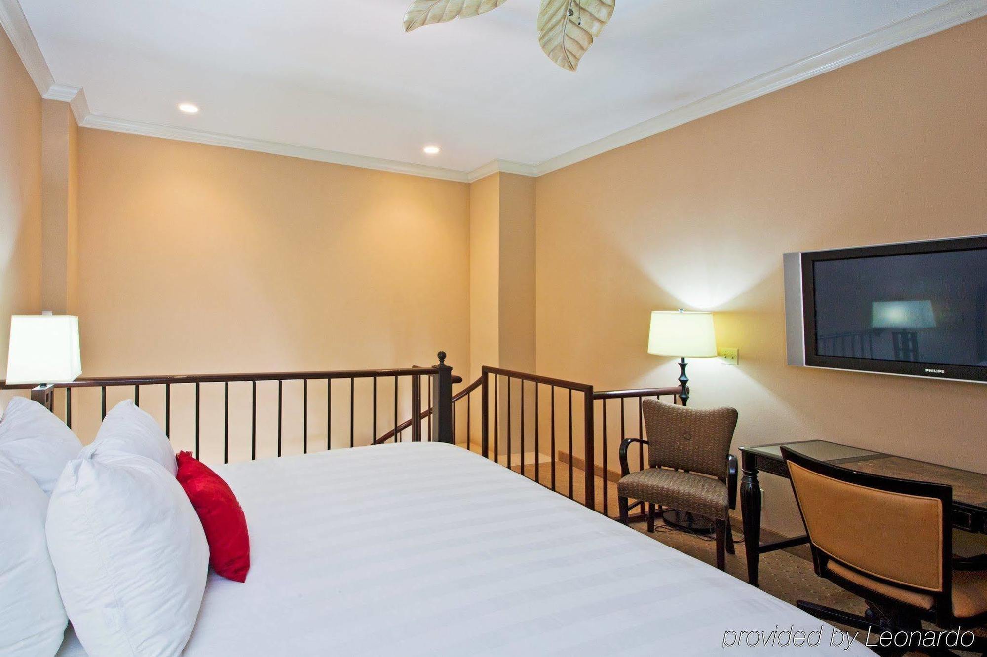 Crowne Plaza Grand Hotel 4*