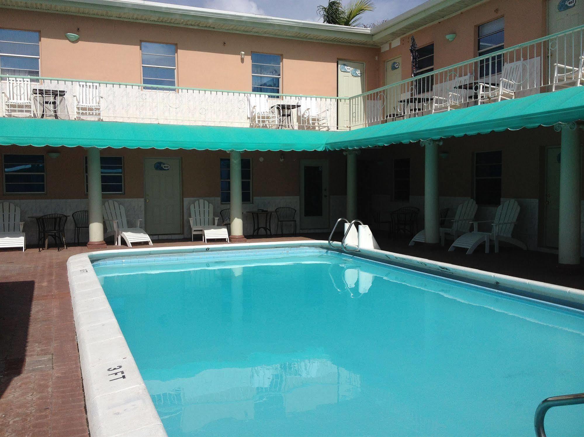 The Blue Wave Hotel Hollywood