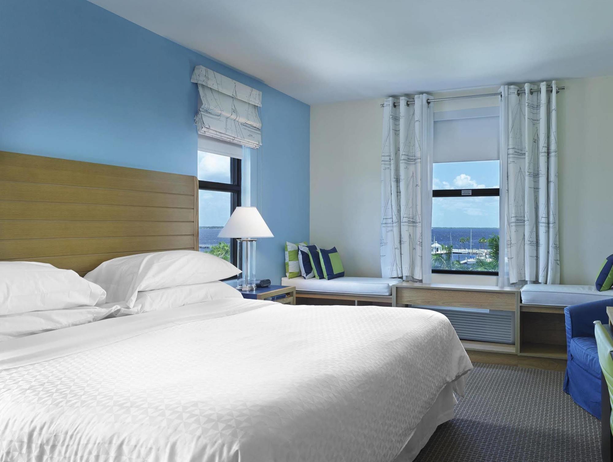 Four Points By Sheraton Harborside Hotel 4*