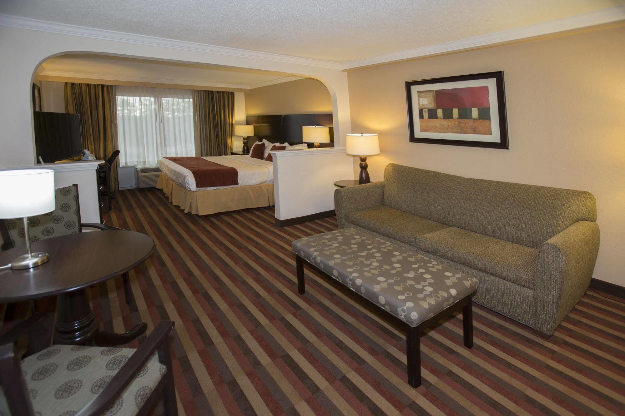 Western Ambassador Hotel 3*