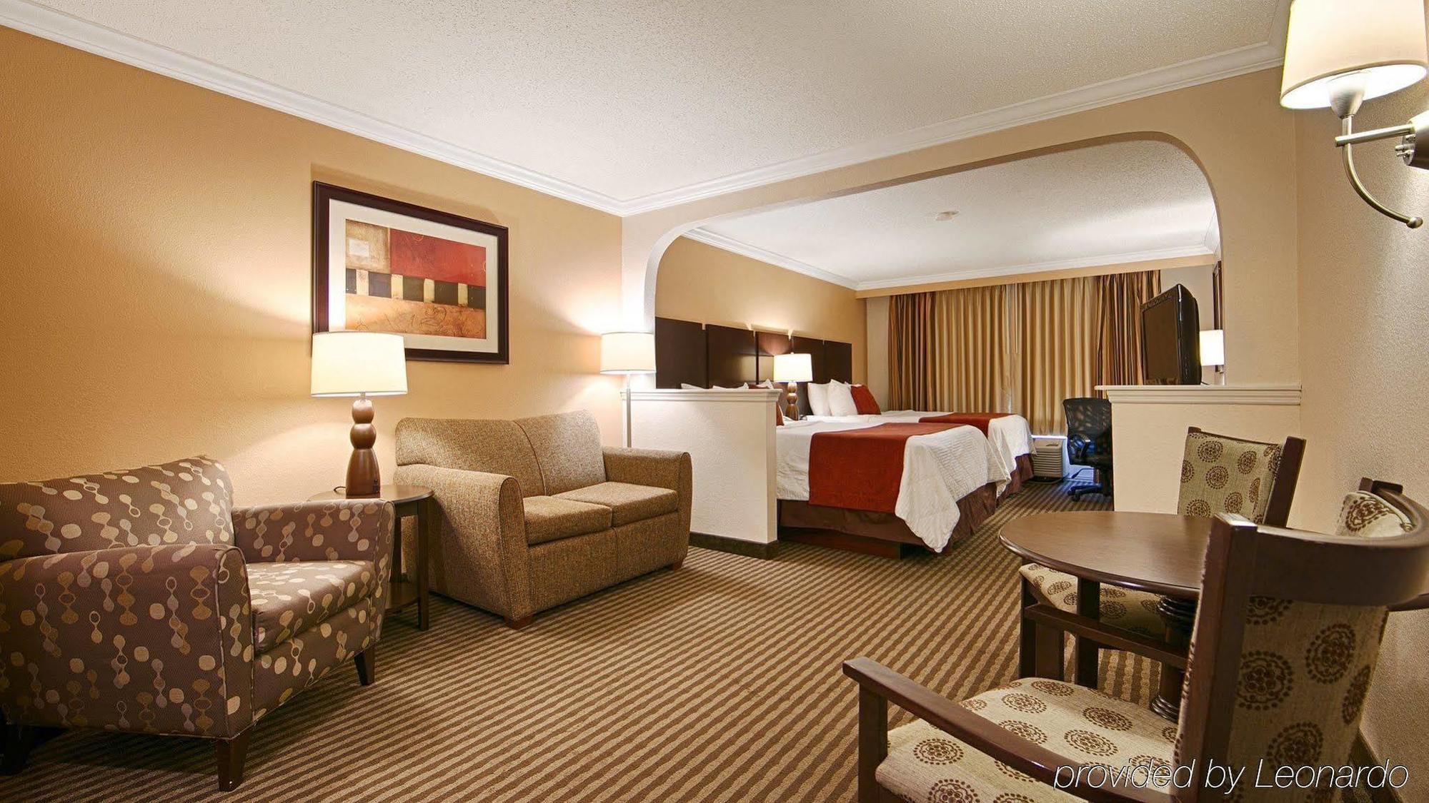 Western Ambassador Hotel 3*