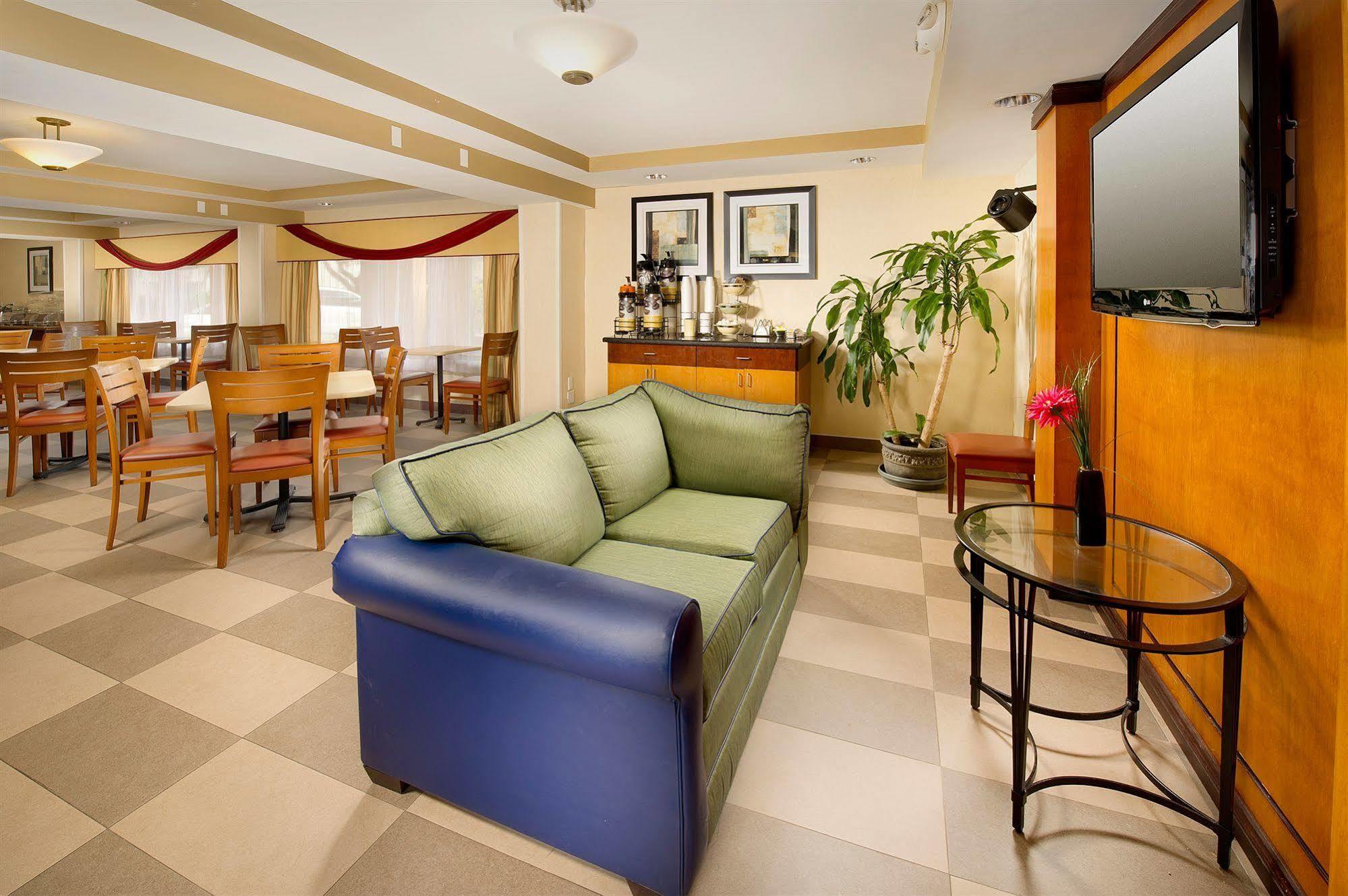 Inn Quality Miami Airport - 3*