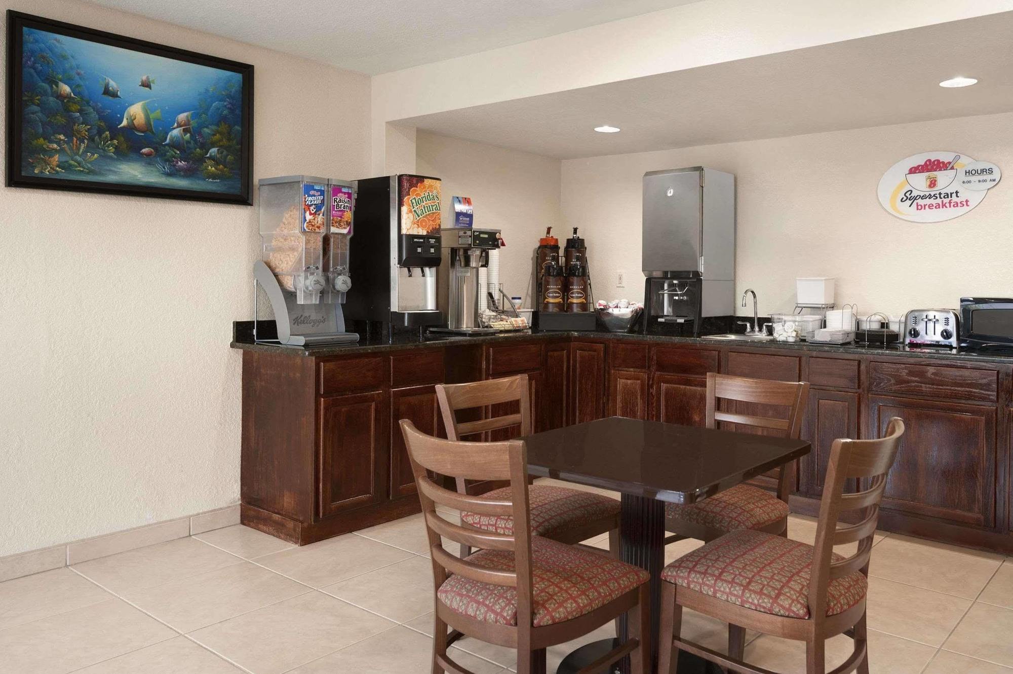 Super 8 By Wyndham Clearwater/us Hwy 19 N Motel Clearwater